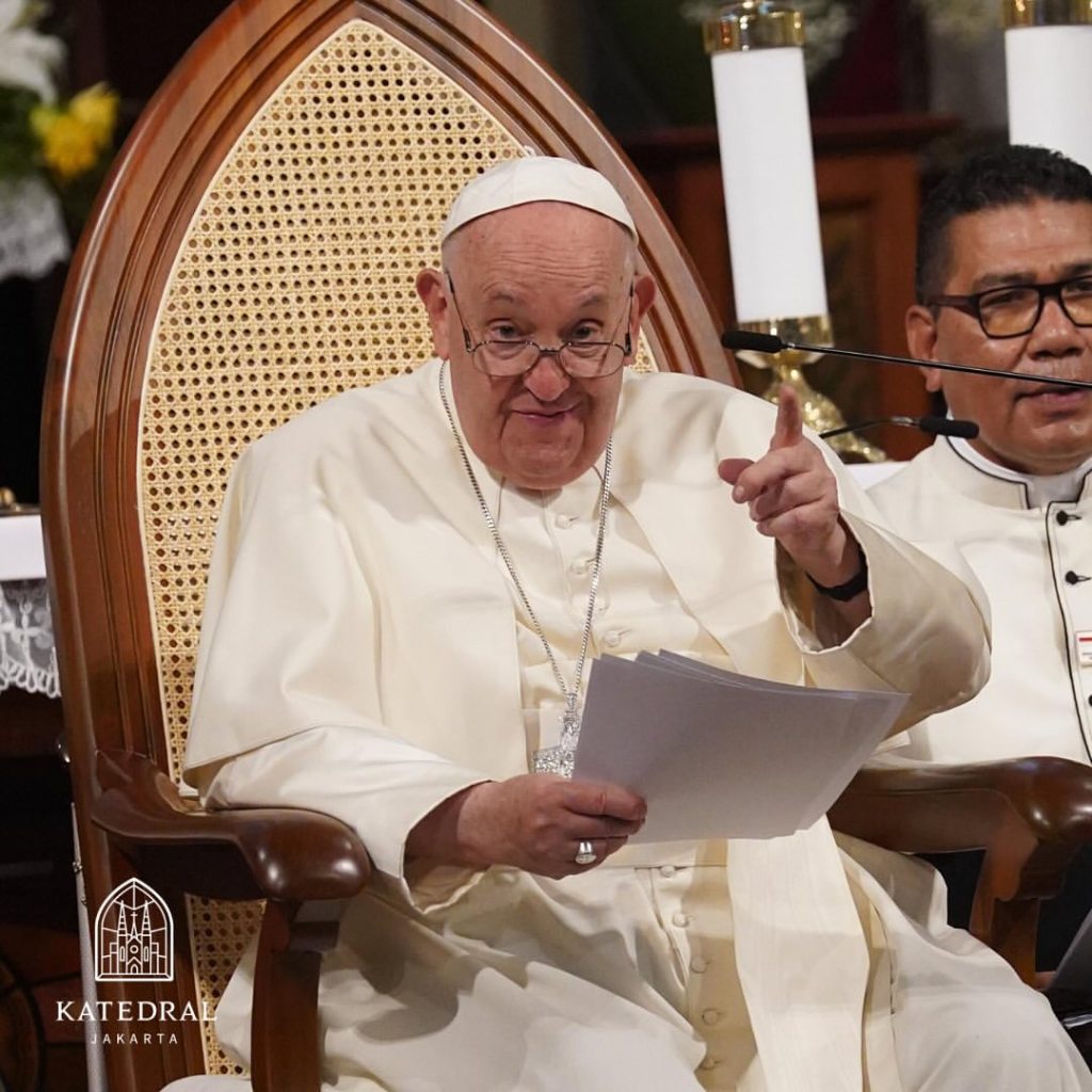 Paus Fransiskus: Bela Rasa Tidak Hanya Memberi, Tapi Menyentuh Tangan Mereka